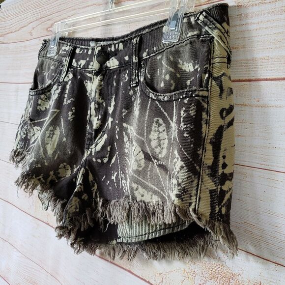 Free People Frayed Distressed Printed 5-Pocket Shorts Size 29 Daisy Dukes - Picture 3 of 9